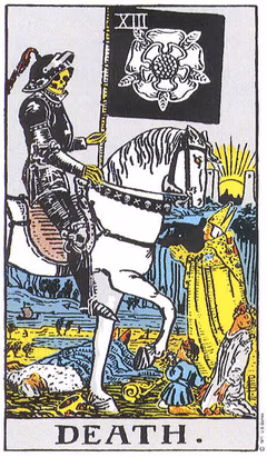 Carte XIII du tarot : un squelette en armure noire sur un cheval blanc porte une bannière à la rose blanche ; le soleil se lève entre deux tours à l’horizon.