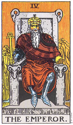 Carte de tarot L’Empereur : un souverain barbu couronné, assis de face sur un trône de pierre à têtes de bélier, sceptre à boucle dans une main, globe doré dans l’autre, devant des montagnes nues.
