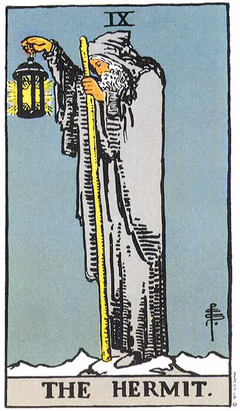Carte de tarot L’Ermite : un vieil homme en robe grise sur un sommet enneigé, levant une lanterne où brille une étoile, appuyé sur un bâton doré.