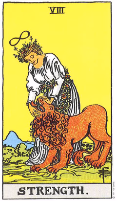 Carte de tarot La Force : une femme couronnée de fleurs, un lemniscate au-dessus de la tête, referme doucement la gueule d’un lion roux sans le combattre.