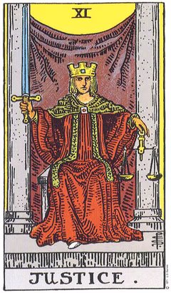 Carte de tarot La Justice : une figure couronnée en manteau rouge, assise entre deux piliers, levant une épée de la main droite et tenant une balance dorée de la gauche.