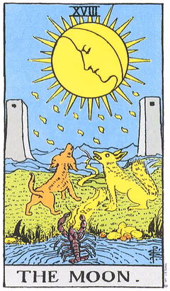 Carte de la Lune du tarot : un astre au visage de profil au-dessus d’un chien et d’un loup hurlant entre deux tours, une écrevisse remontant d’une étendue d’eau.