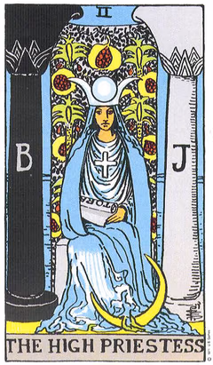 Carte de tarot La Papesse : une femme voilée assise entre une colonne noire et une colonne blanche, croissant de lune à ses pieds, rouleau à demi caché sur les genoux.
