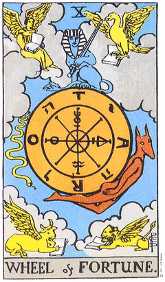 Carte de tarot La Roue de Fortune : une roue dorée dans les nuages, un sphinx à l’épée au sommet, un serpent et une figure à tête de chacal le long du cercle, quatre créatures ailées lisant aux coins.