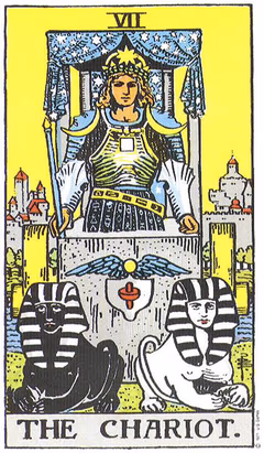 Carte de tarot Le Chariot : un conducteur en armure sous un dais étoilé, debout dans un char de pierre tiré par deux sphinx, un noir et un blanc, sans rênes.