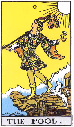 Carte de tarot Le Mat : un voyageur au bord d’un précipice, baluchon au bout d’un bâton, rose blanche à la main, un petit chien blanc à ses mollets.