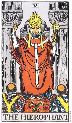 Carte de tarot Le Pape : un pontife à la triple tiare assis entre deux colonnes, main droite levée, croix à trois barres dans l’autre, deux clés croisées à ses pieds, face à deux disciples vus de dos.