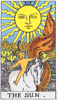 Carte du Soleil du tarot : un grand soleil au visage humain rayonnant au-dessus d’un enfant nu couronné de fleurs, monté sur un cheval blanc, bannière orange déployée devant un mur de tournesols.